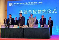 香港中文大学副校长陈伟仪教授（前排右一）代表大学签署合作协议